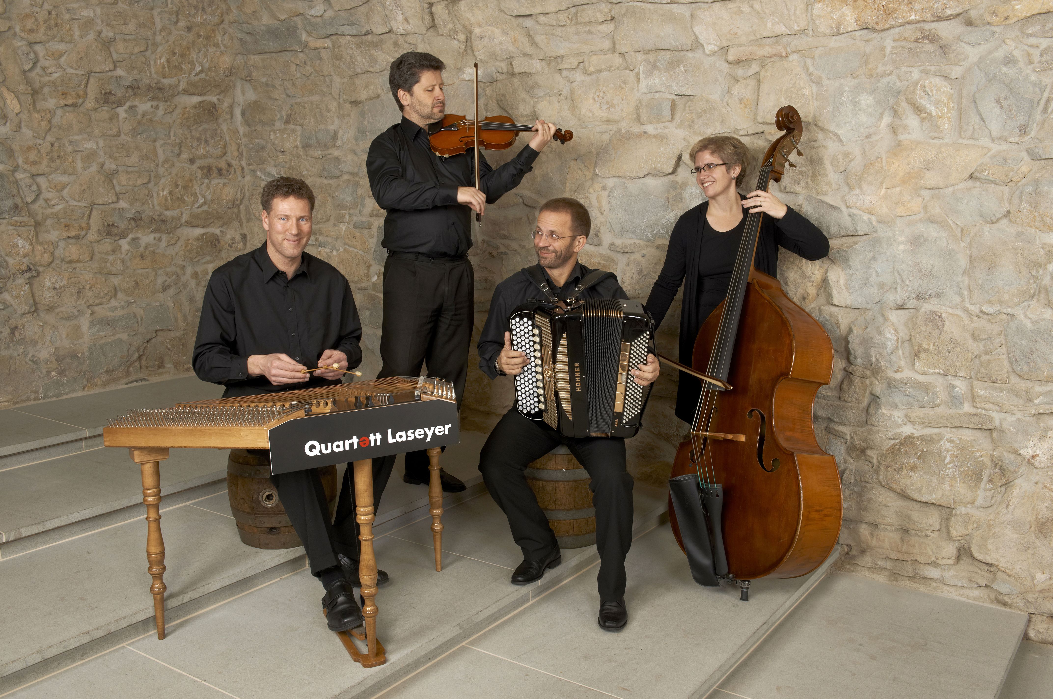 Quartett Laseyer Schwarzer Anzug mit Instrumenten am Spielen