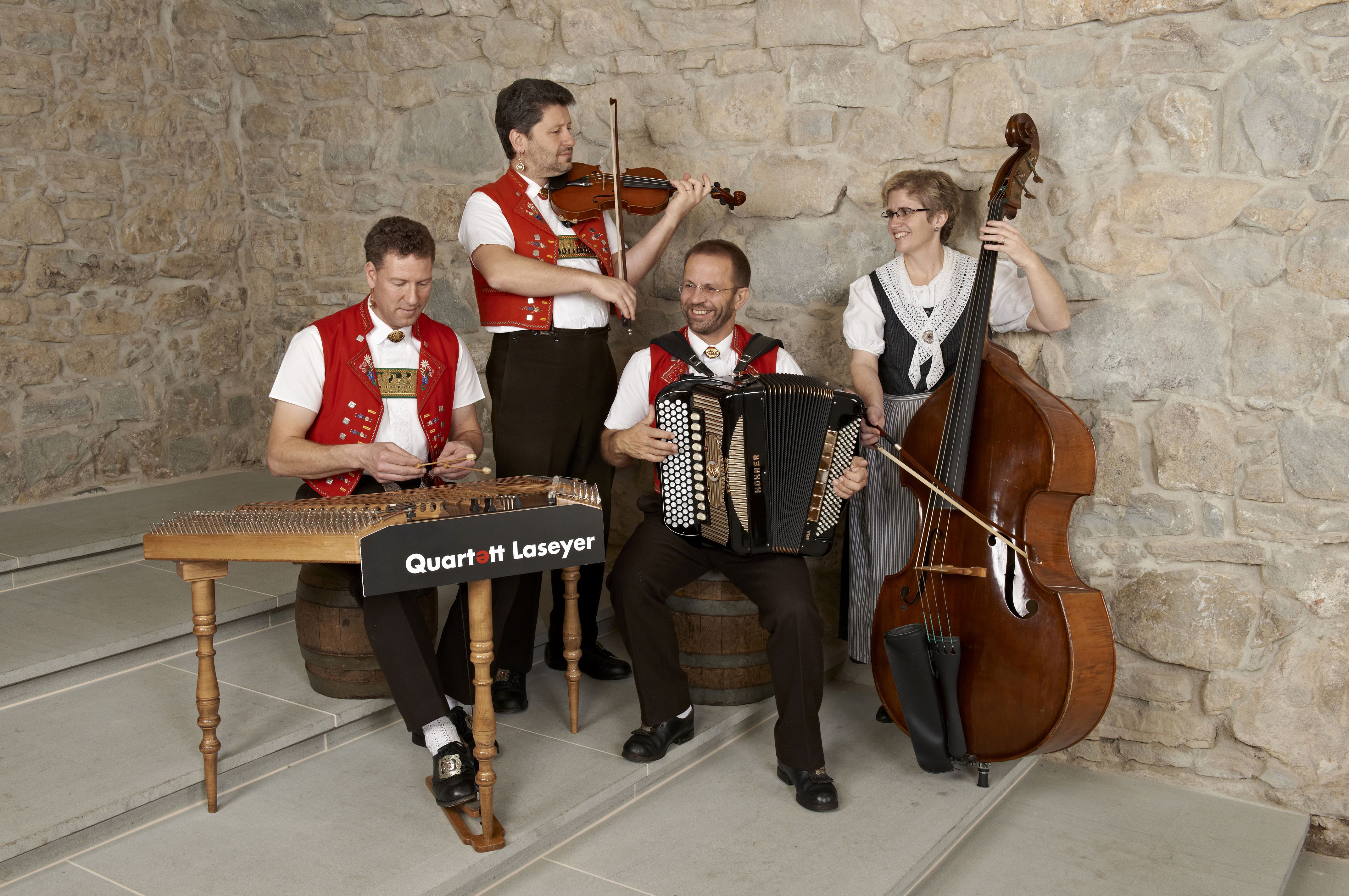 Quartett Laseyer Tracht mit Instrumenten am Spielen