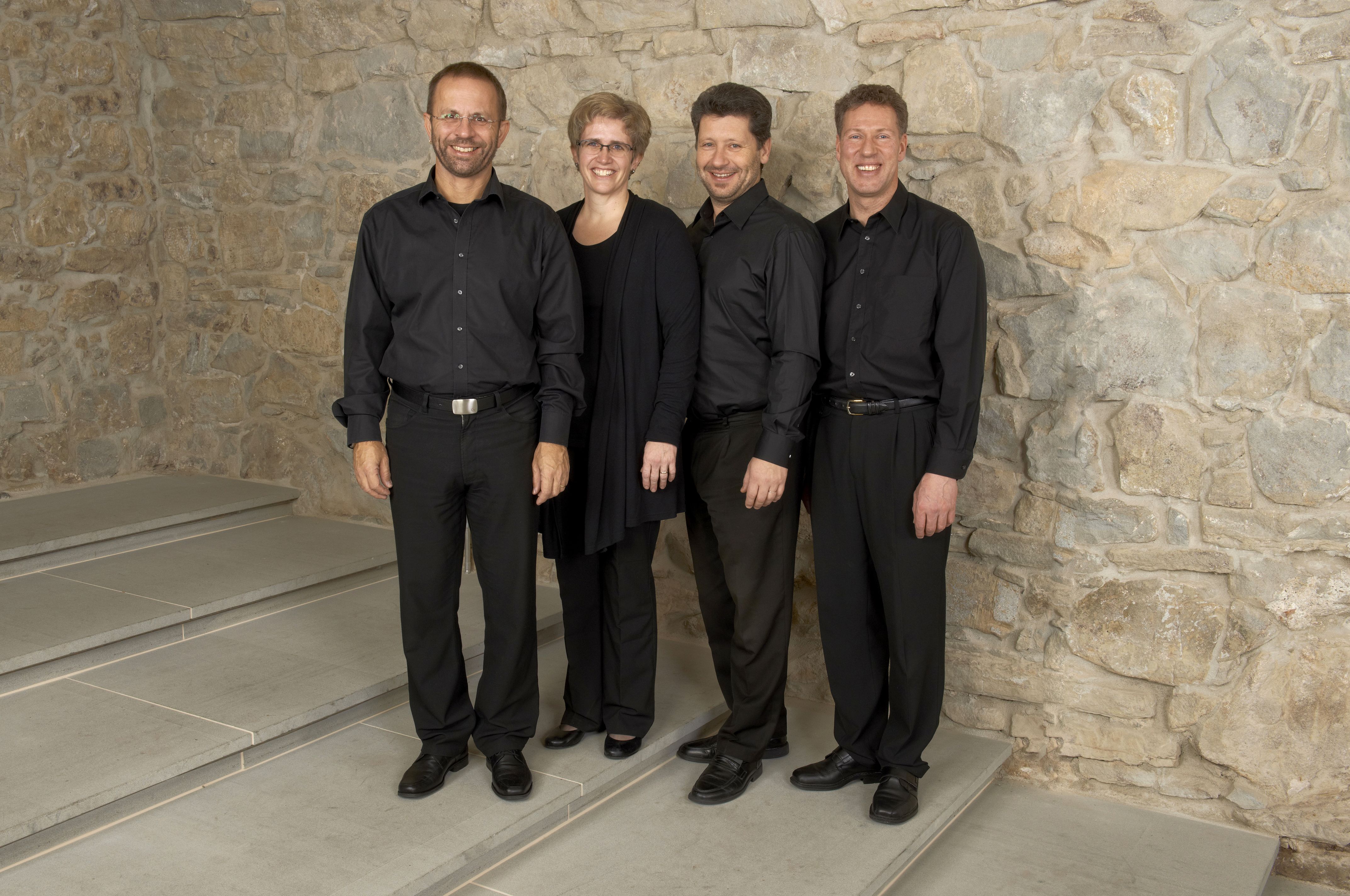 Quartett Laseyer Schwarzer Anzug stehend