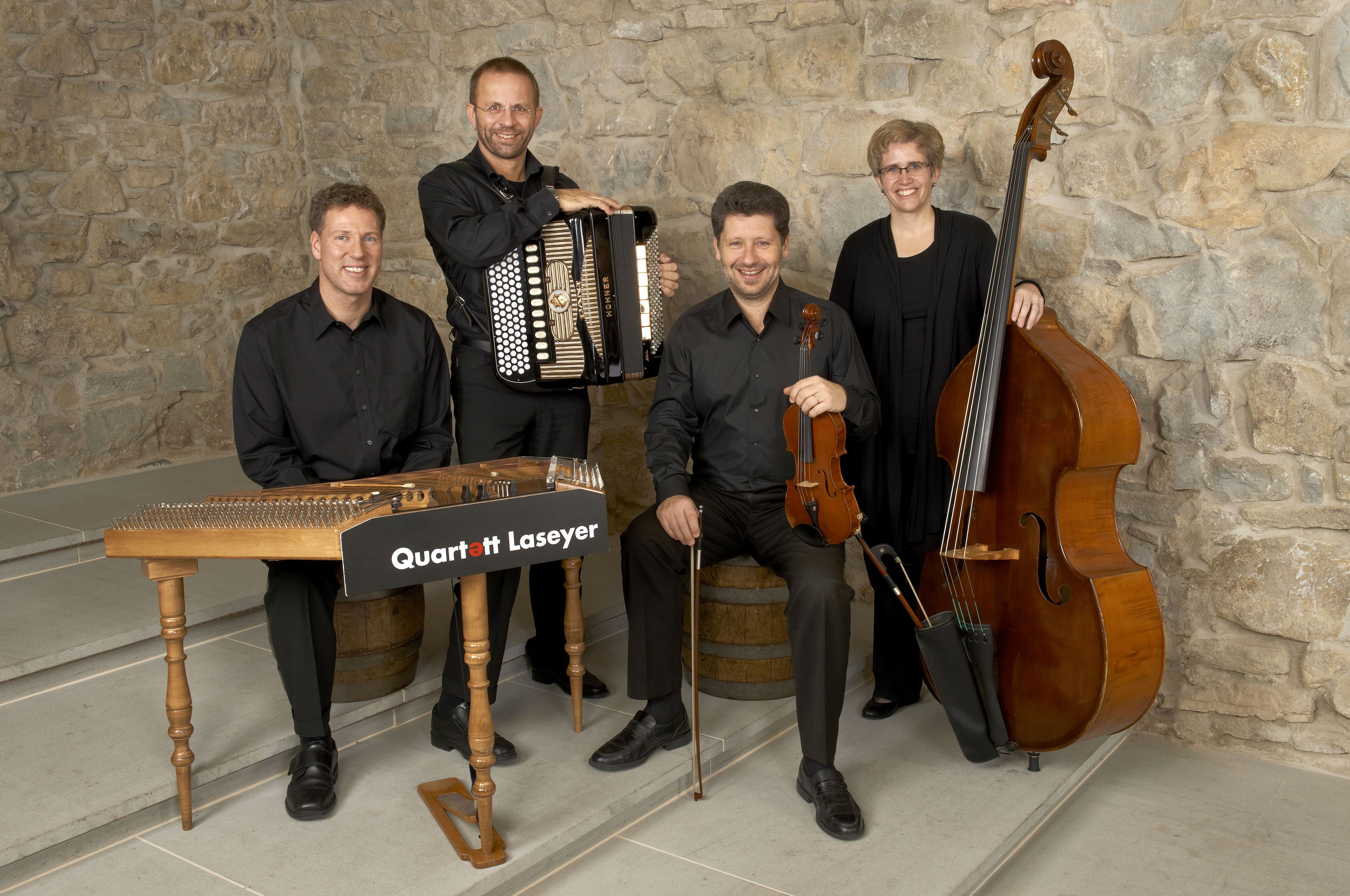 Quartett Laseyer Schwarzer Anzug mit Instrumenten